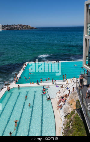 Einheimische und Touristen entspannen im Bondi Icebergs, Bondi Beach, Sydney, Australien. Stockfoto