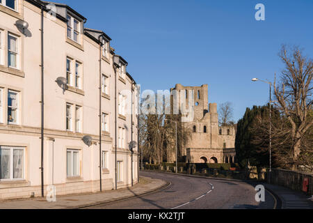 Kelso, Scottish Borders, Großbritannien - moderne Ruhestand Gehäuse auf der Straße, die in der Vergangenheit die Abtei aus dem 12. Jahrhundert führt Stockfoto