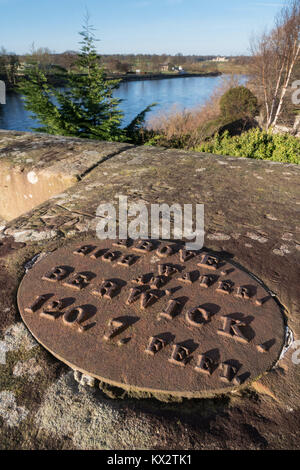 Kelso, Scottish Borders, Großbritannien - Gusseisen Marker gibt der Tweed River an Rennie's Bridge, 120 Meter höher als hohe Wasser bei Berwic Stockfoto