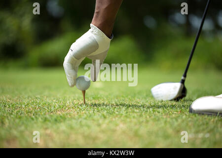 African American man Golf spielt. Stockfoto