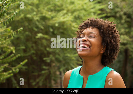 Junge afrikanische amerikanische Frau glücklich lächelnd. Stockfoto