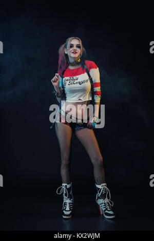 Cosplayer Mädchen mit in der Harley Quinn Kostüm. Halloween Make up. Stockfoto