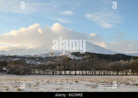 Eine Winterlandschaft Blick auf die dramatische Berge bei Kinloch Rannoch, Perthshire, Schottland, Großbritannien. Stockfoto