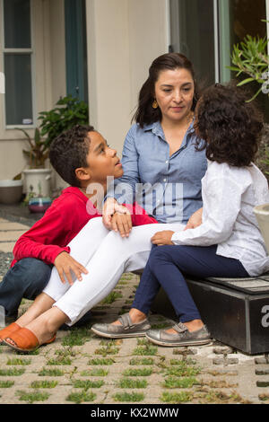 Hispanic Mutter sprechen mit ihrer Kinder. Stockfoto