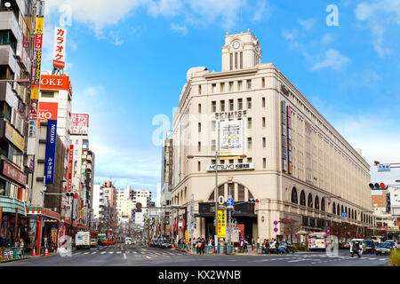 TOKYO, Japan - 15. NOVEMBER 2015: Asakusa Station in Ekimise Gebäude erbaut, links Tobu Linie nach Tokio Skytree, das Gebäude ist auch ein Grand shop Stockfoto