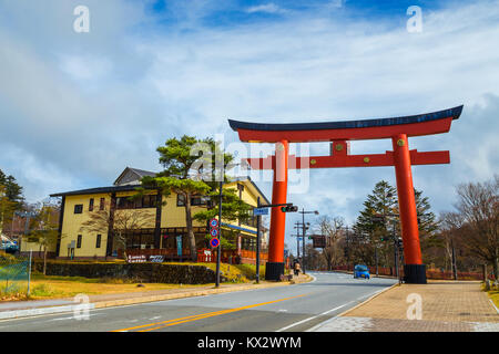 NIKKO, Japan - 16. NOVEMBER 2015: Massive torii Tor der Futarasan Schrein an der Vorderseite der See Chuzenji in NIkko Stockfoto