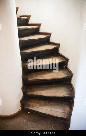 Ein abstraktes Bild einer alten Treppe Stockfoto