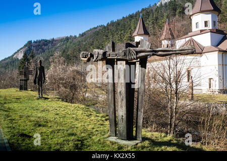 Park mit Skulpturen aus Holz in der Nähe von Aglona, Lettland. Katholische Kirche. Stockfoto