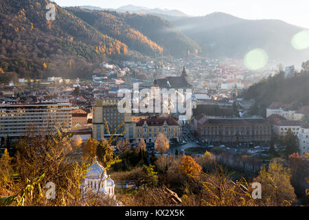 In Kronstadt, Siebenbürgen, Rumänien - Novemrer 19, 2016: Der zentrale Platz der Altstadt. Brasov. Siebenbürgen. Blick von oben. Die Gebäude, die Menschen auf dem Platz wie kleine Ameisen. Ein interessanter Effekt. Stockfoto