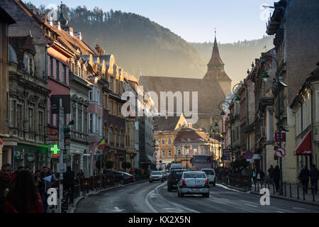 In Kronstadt, Siebenbürgen, Rumänien - Novemrer 19, 2016: Der zentrale Platz der Altstadt. Brasov. Siebenbürgen. Blick von oben. Die Gebäude, die Menschen auf dem Platz wie kleine Ameisen. Ein interessanter Effekt. Stockfoto