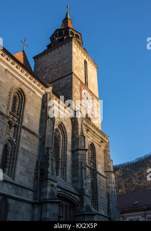 Der zentrale Platz der Altstadt. Brasov. Siebenbürgen. Blick von oben. Die Gebäude, die Menschen auf dem Platz wie kleine Ameisen. Ein interessanter Effekt. Stockfoto