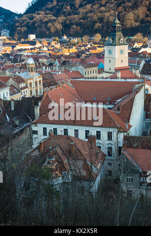 In Kronstadt, Siebenbürgen, Rumänien - Novemrer 19, 2016: Der zentrale Platz der Altstadt. Brasov. Siebenbürgen. Blick von oben. Die Gebäude, die Menschen auf dem Platz wie kleine Ameisen. Ein interessanter Effekt. Stockfoto