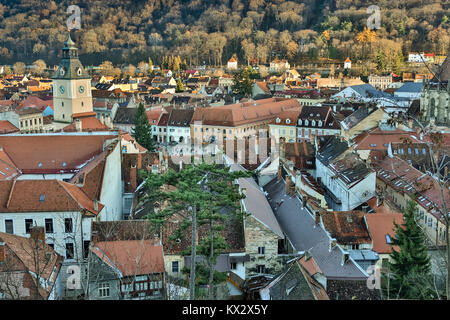 In Kronstadt, Siebenbürgen, Rumänien - Novemrer 19, 2016: Der zentrale Platz der Altstadt. Brasov. Siebenbürgen. Blick von oben. Die Gebäude, die Menschen auf dem Platz wie kleine Ameisen. Ein interessanter Effekt. Stockfoto