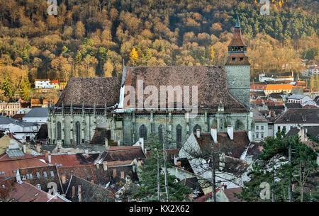 In Kronstadt, Siebenbürgen, Rumänien - Novemrer 19, 2016: Der zentrale Platz der Altstadt. Brasov. Siebenbürgen. Blick von oben. Die Gebäude, die Menschen auf dem Platz wie kleine Ameisen. Ein interessanter Effekt. Stockfoto