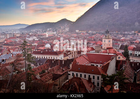 In Kronstadt, Siebenbürgen, Rumänien - Novemrer 19, 2016: Der zentrale Platz der Altstadt. Brasov. Siebenbürgen. Blick von oben. Die Gebäude, die Menschen auf dem Platz wie kleine Ameisen. Ein interessanter Effekt. Stockfoto