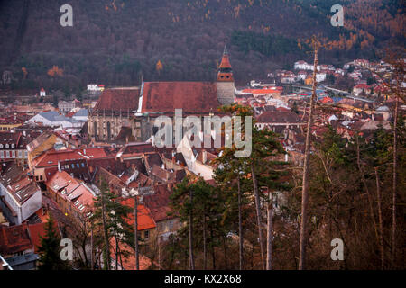 In Kronstadt, Siebenbürgen, Rumänien - Novemrer 19, 2016: Der zentrale Platz der Altstadt. Brasov. Siebenbürgen. Blick von oben. Die Gebäude, die Menschen auf dem Platz wie kleine Ameisen. Ein interessanter Effekt. Stockfoto