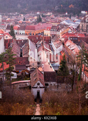 In Kronstadt, Siebenbürgen, Rumänien - Novemrer 19, 2016: Der zentrale Platz der Altstadt. Brasov. Siebenbürgen. Blick von oben. Die Gebäude, die Menschen auf dem Platz wie kleine Ameisen. Ein interessanter Effekt. Stockfoto