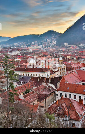 In Kronstadt, Siebenbürgen, Rumänien - Novemrer 19, 2016: Der zentrale Platz der Altstadt. Brasov. Siebenbürgen. Blick von oben. Die Gebäude, die Menschen auf dem Platz wie kleine Ameisen. Ein interessanter Effekt. Stockfoto