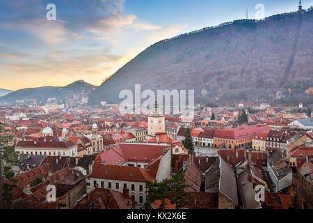 In Kronstadt, Siebenbürgen, Rumänien - Novemrer 19, 2016: Der zentrale Platz der Altstadt. Brasov. Siebenbürgen. Blick von oben. Die Gebäude, die Menschen auf dem Platz wie kleine Ameisen. Ein interessanter Effekt. Stockfoto