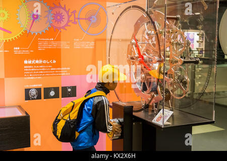 NAGOYA, Japan - 18. NOVEMBER 2015: Nagoya City Science Museum beherbergt die größte Planetarium der Welt, sie schildert die Biowissenschaften und allgemeine Überwachungspersonen Stockfoto