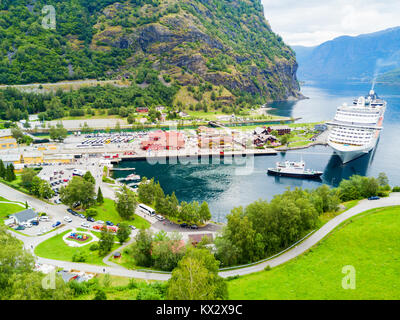 Kreuzfahrtschiff in Flam. Flam ist ein Dorf in Flamsdalen, an der ein Zweig der Sognefjord Aurlandsfjord, Aurland, Norwegen. Stockfoto