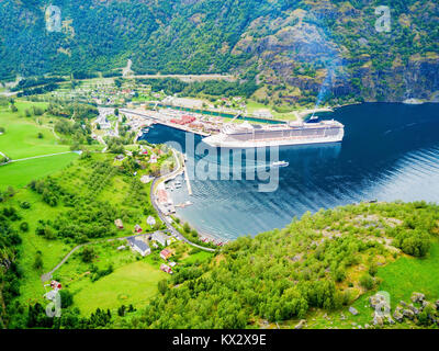 Kreuzfahrtschiff in Flam. Flam ist ein Dorf in Flamsdalen, an der ein Zweig der Sognefjord Aurlandsfjord, Aurland, Norwegen. Stockfoto