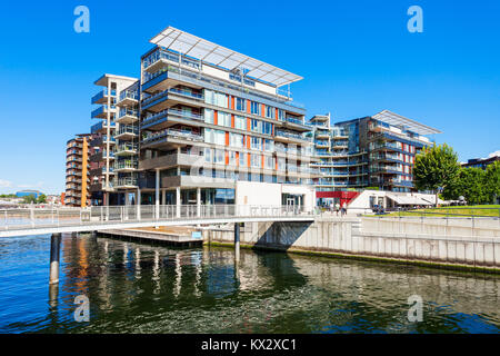 Brücke durch den Kanal an der Aker Brygge. Es ist ein Viertel in Oslo, Norwegen. Aker Brygge ist ein beliebtes Gebiet für Shopping, Dining und Unterhaltung Stockfoto