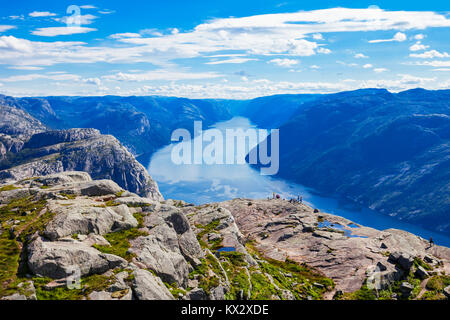 Lysefjord Antenne Panoramablick von der Oberseite des Preikestolen Klippe in der Nähe von Stavanger. Preikestolen oder Pulpit Rock ist eine berühmte Touristenattraktion in N Stockfoto