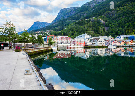 Odda ist eine Stadt im Odda-Gemeinde in Hordaland County, Hardanger in Norwegen. In der Nähe von trolltunga Felsformation entfernt. Stockfoto