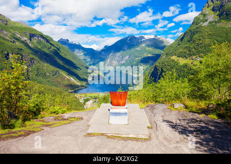 Königin Sonja von Norwegen Thron am Aussichtspunkt Flydalsjuvet am Geirangerfjord in der Nähe Geiranger Dorf in Norwegen Stockfoto