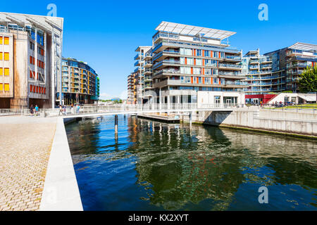 Brücke durch den Kanal an der Aker Brygge. Es ist ein Viertel in Oslo, Norwegen. Aker Brygge ist ein beliebtes Gebiet für Shopping, Dining und Unterhaltung Stockfoto