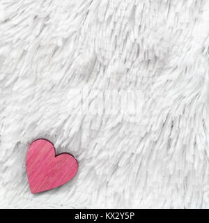 Rotes Herz auf Pelz weißen Hintergrund. Zusammensetzung für Valentines Tag oder Hochzeit. Für Text platzieren. Platz kopieren Stockfoto