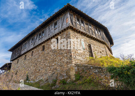 Glozhene Kloster - östlichen orthodoxen Kloster aus dem 13. Jahrhundert, das sich am nördlichen Hang des Stara Planina in der Nähe von Teteven, Bulgarien Stockfoto