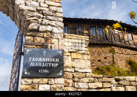 Glozhene orthodoxen Kloster in 1230 in der Nähe der Stadt von Teteven, Bulgarien gebaut. Die ausländischen Text lautet wie Glozhene Kloster Stockfoto