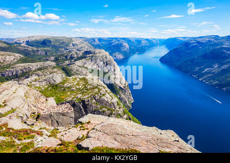 Lysefjord Antenne Panoramablick von der Oberseite des Preikestolen Klippe in der Nähe von Stavanger. Preikestolen oder Pulpit Rock ist eine berühmte Touristenattraktion in N Stockfoto