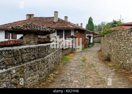 Eine Straße in Knysna Dorf (Gemeinde von Kotel) mit alten traditionellen Häusern, Bulgarien Stockfoto