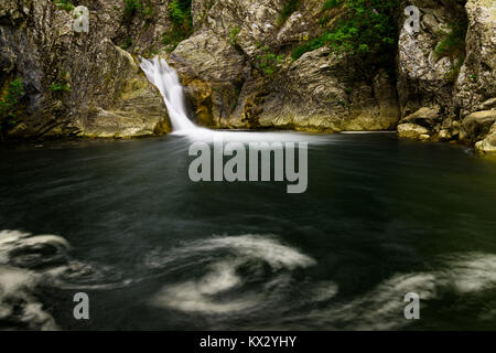 Sini Vir Wasserfall oder den blauen Pool auf medwen River in der Nähe von Dorf Medwen, Bulgarien Stockfoto