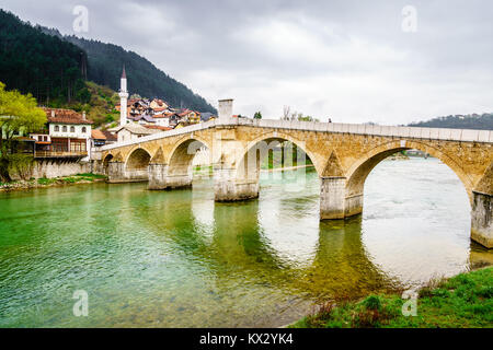 Die alte Brücke über den Fluss Neretva in Stadt Konjic Stockfoto