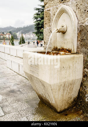 Alte Feder Springbrunnen in der Stadt Konjic, Bosnien Stockfoto