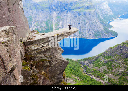 Trolltunga oder Troll Zunge ist eine Felsformation am Hardangerfjord in der Nähe von Odda Stadt in Hordaland, Norwegen Stockfoto