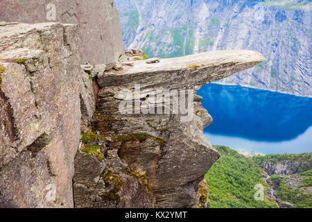 Trolltunga oder Troll Zunge ist eine Felsformation am Hardangerfjord in der Nähe von Odda Stadt in Hordaland, Norwegen Stockfoto