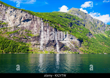 Die sieben Schwestern Wasserfall über Geirangerfjord, in der Nähe der Ortschaft Geiranger, Norwegen Stockfoto