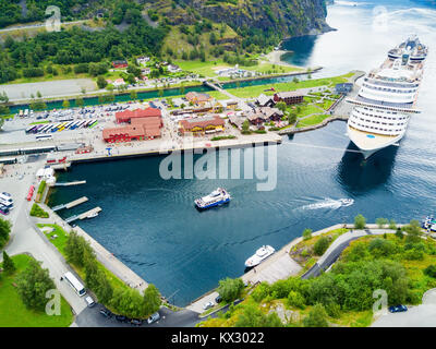 Kreuzfahrtschiff in Flam. Flam ist ein Dorf in Flamsdalen, an der ein Zweig der Sognefjord Aurlandsfjord, Aurland, Norwegen. Stockfoto