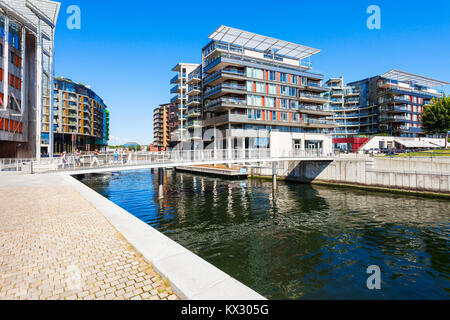 Brücke durch den Kanal an der Aker Brygge. Es ist ein Viertel in Oslo, Norwegen. Aker Brygge ist ein beliebtes Gebiet für Shopping, Dining und Unterhaltung Stockfoto