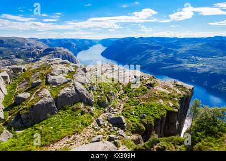 Lysefjord Antenne Panoramablick von der Oberseite des Preikestolen Klippe in der Nähe von Stavanger. Preikestolen oder Pulpit Rock ist eine berühmte Touristenattraktion in N Stockfoto