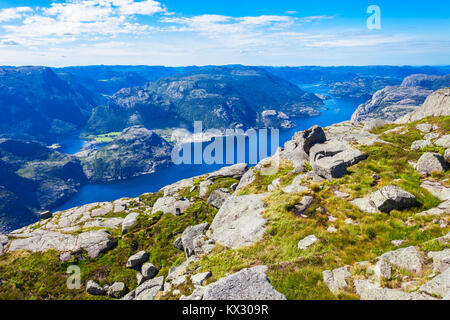 Lysefjord Antenne Panoramablick von der Oberseite des Preikestolen Klippe in der Nähe von Stavanger. Preikestolen oder Pulpit Rock ist eine berühmte Touristenattraktion in N Stockfoto