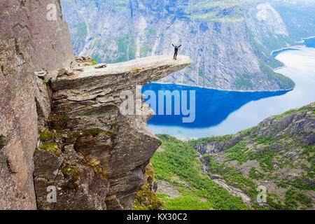 Trolltunga oder Troll Zunge ist eine Felsformation am Hardangerfjord in der Nähe von Odda Stadt in Hordaland, Norwegen Stockfoto