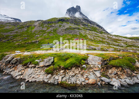 Berge in der Nähe des Trollstigen. Trollstigen oder Trolle Weg ist eine Serpentine Mountain Road in Rauma, Gemeinde in Norwegen Stockfoto