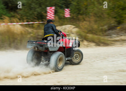 Lemberg, Ukraine - 23. August 2015: ATV überwindet, um den Track auf der sandigen Karriere in der Nähe der Stadt Lviv, Ukraine. Stockfoto