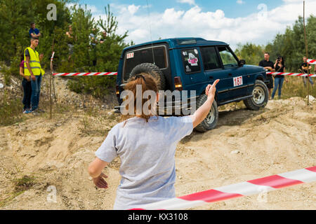 Lemberg, Ukraine - 23. August 2015: Navigator zeigt die Art und Weise, wenn der Fahrer des Fahrzeugs überwindet, um den Track auf der sandigen Karriere in der Nähe der Stadt Lviv, Ukraine Stockfoto